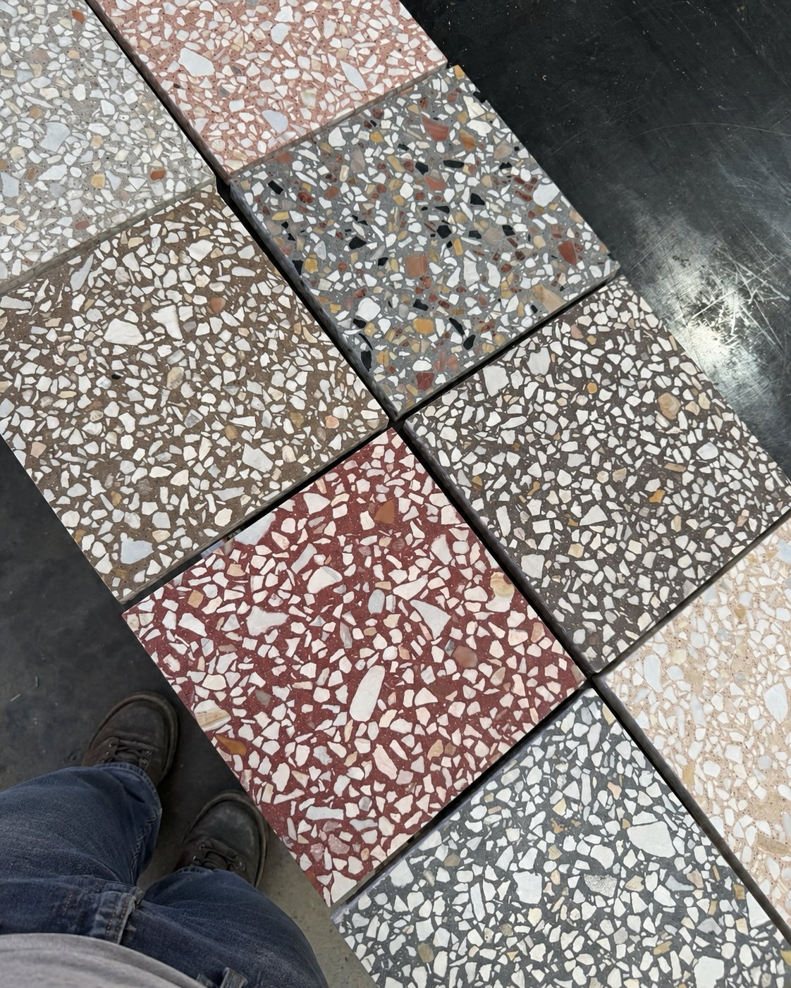 Đổ hỗn hợp terrazzo vào khuôn tại xưởng