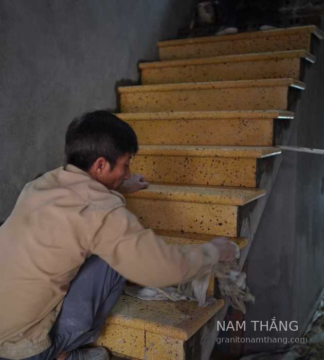 Bậc cầu thang ốp terrazzo hoàn thiện