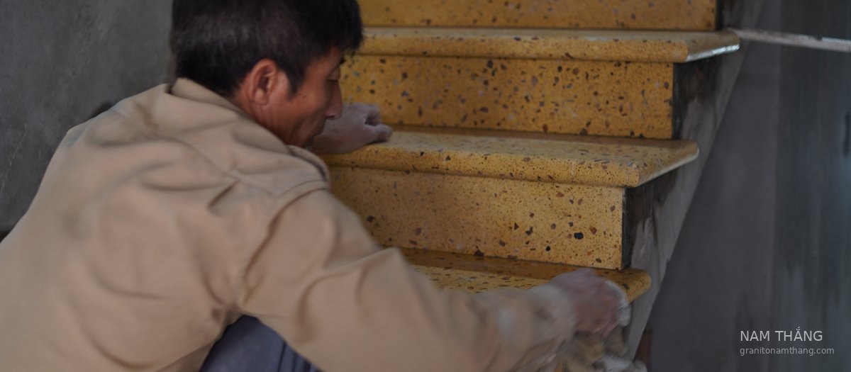 Hoàn thiện bậc cầu thang ốp terrazzo