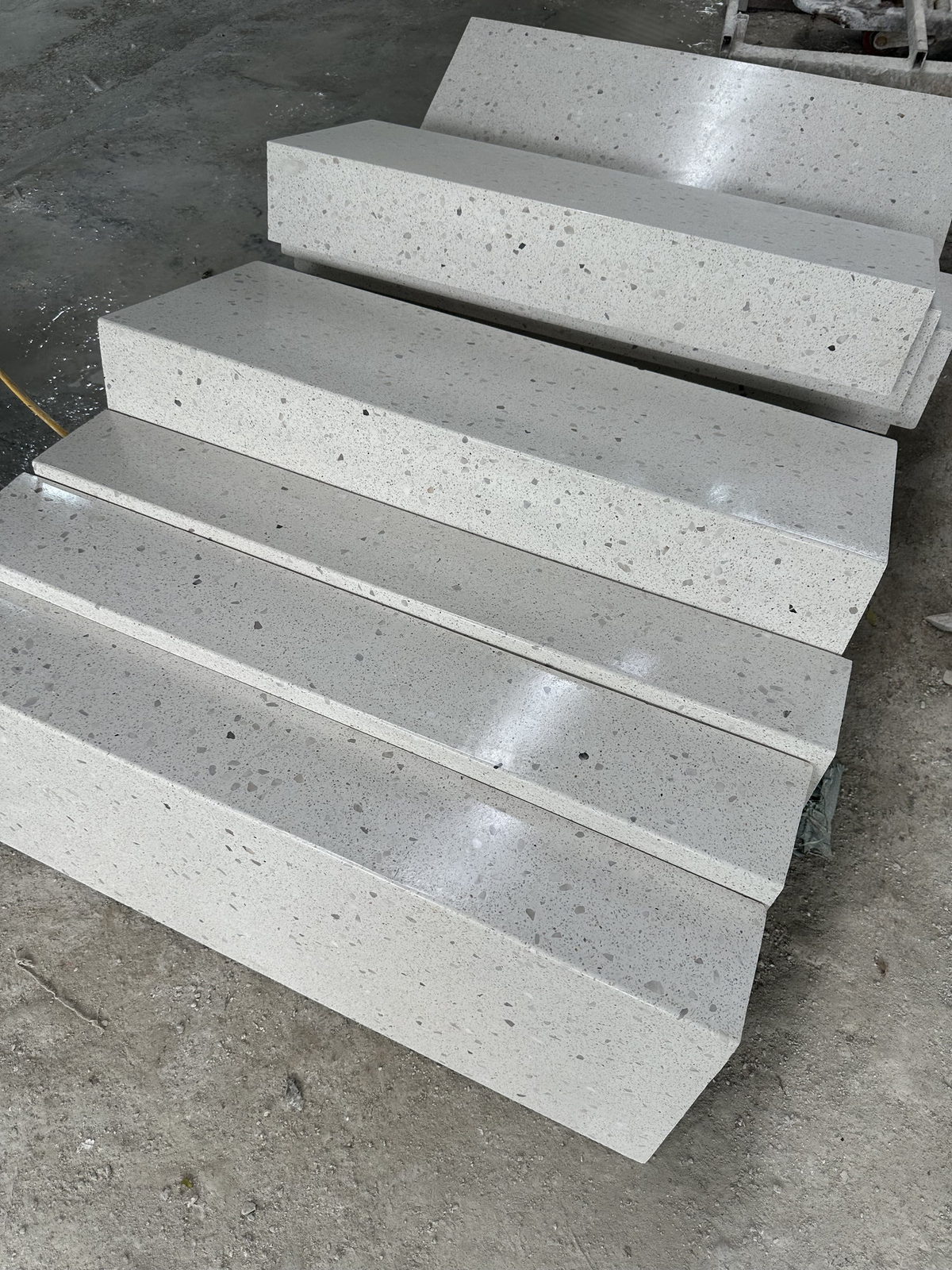 Bàn làm việc với các mẫu terrazzo
