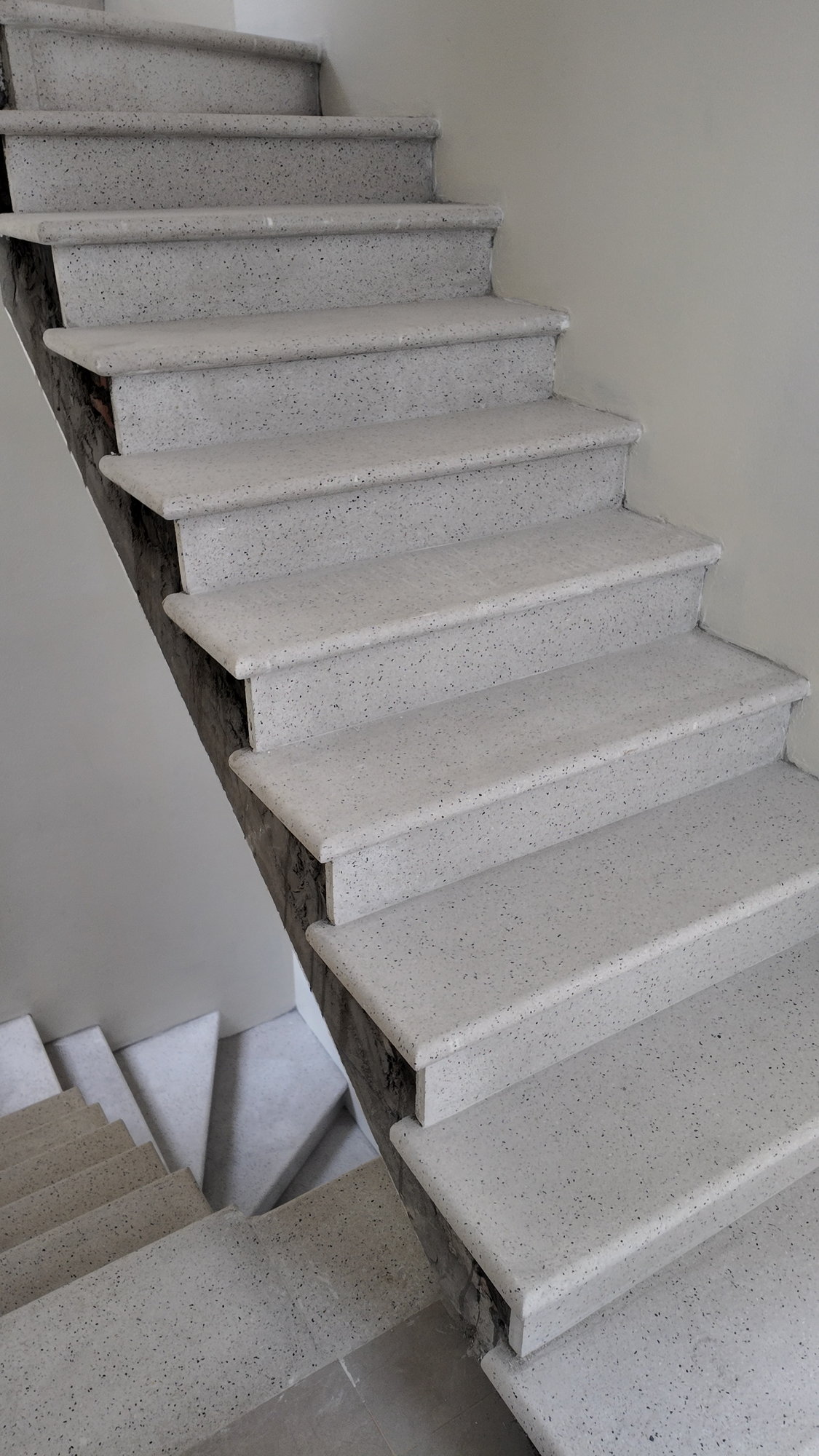 Hoàn thiện bậc cầu thang ốp terrazzo