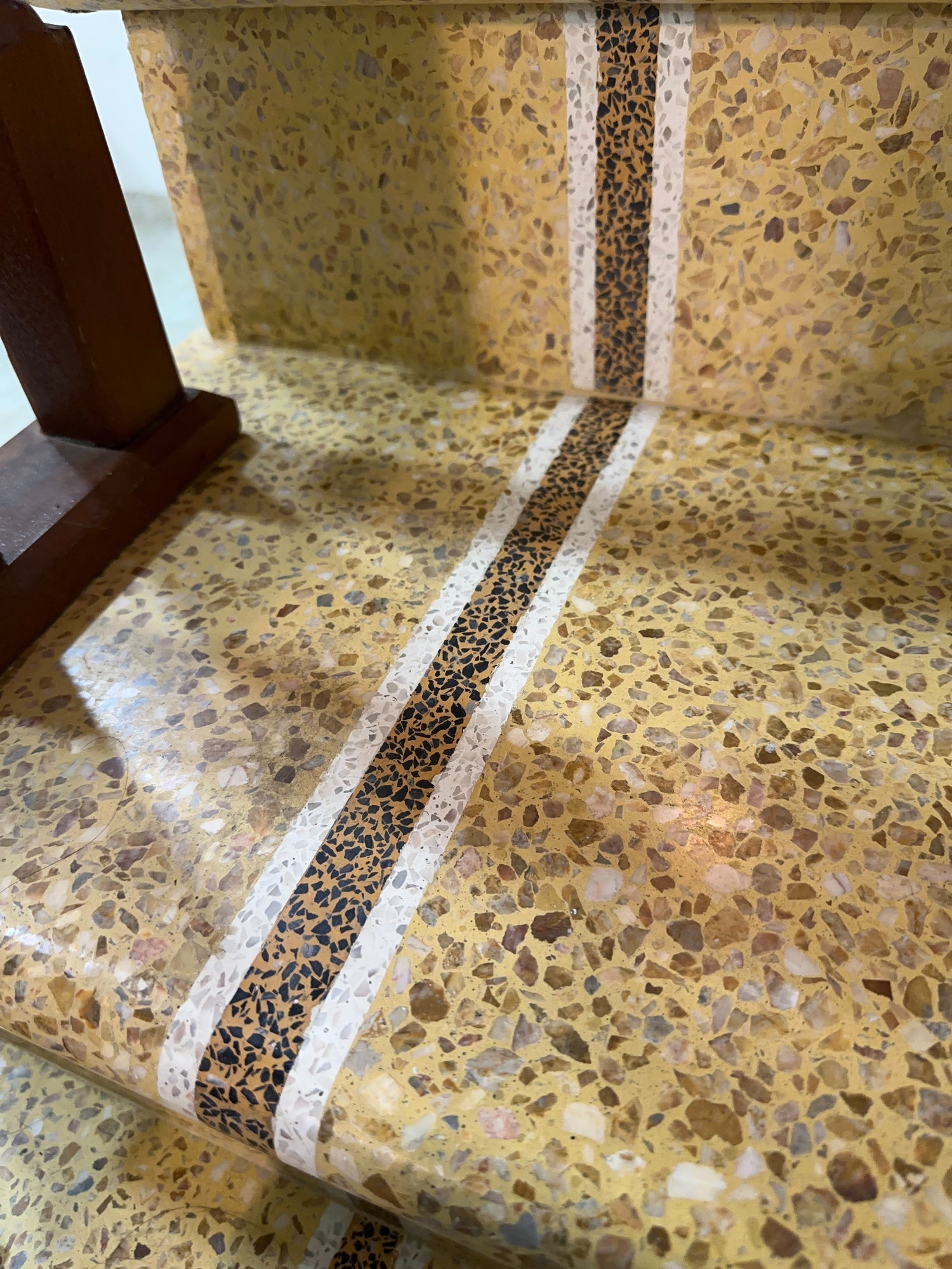 Mài bóng bề mặt tấm terrazzo bằng máy