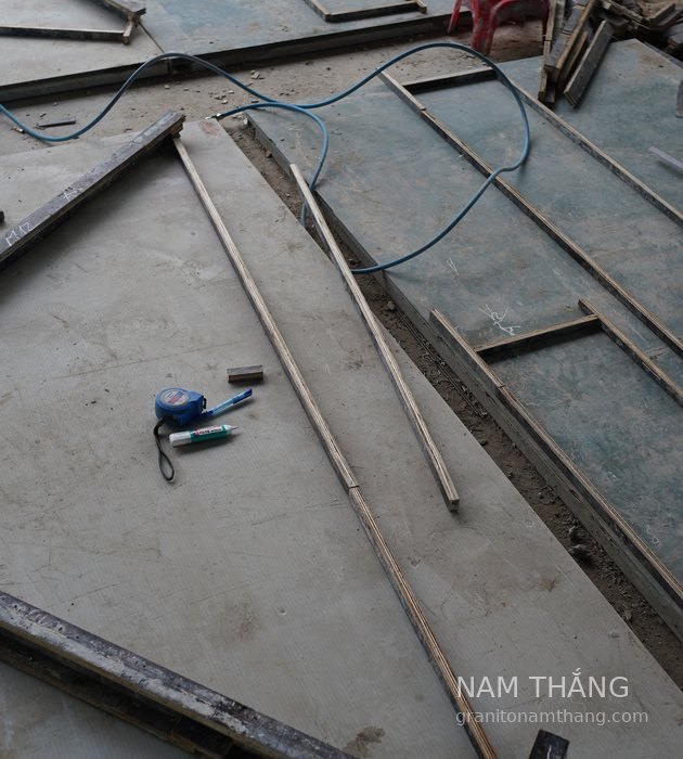 Khuôn đổ và dụng cụ đo dùng khi phối mẫu riêng